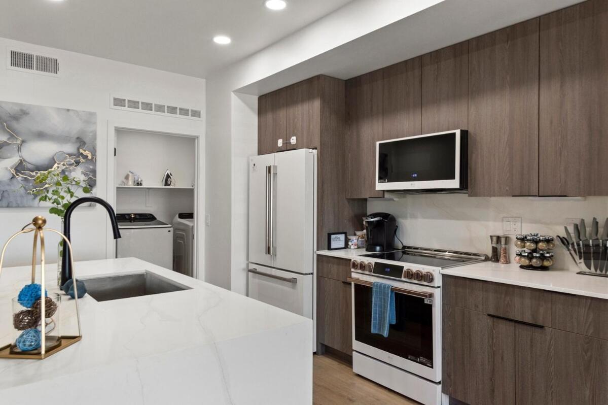 Apartment New Sleeps 4 King Bed 5min To Shop, Dine, &golf S331 *