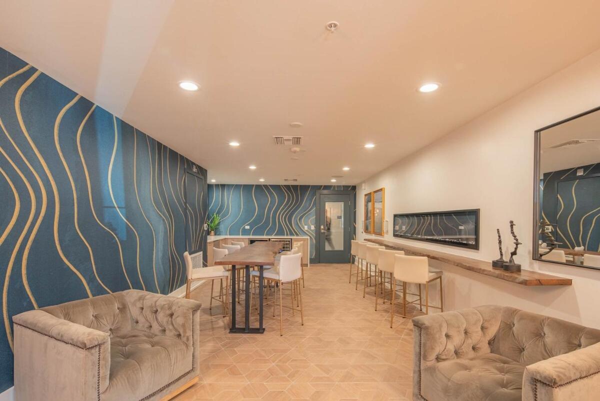 New Sleeps 4 King Bed 5min To Shop, Dine, &golf S331 Apartment