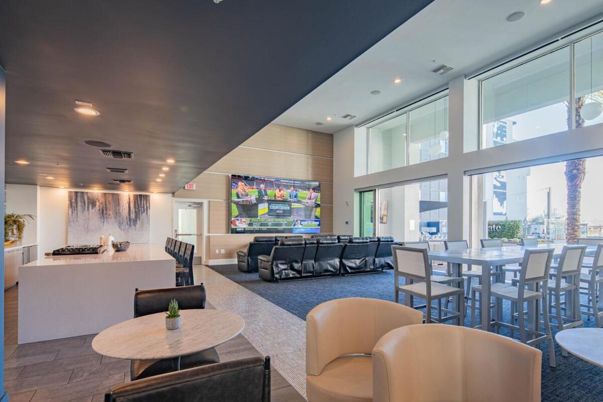 Apartment New Sleeps 4 King Bed 5min To Shop, Dine, &golf S331